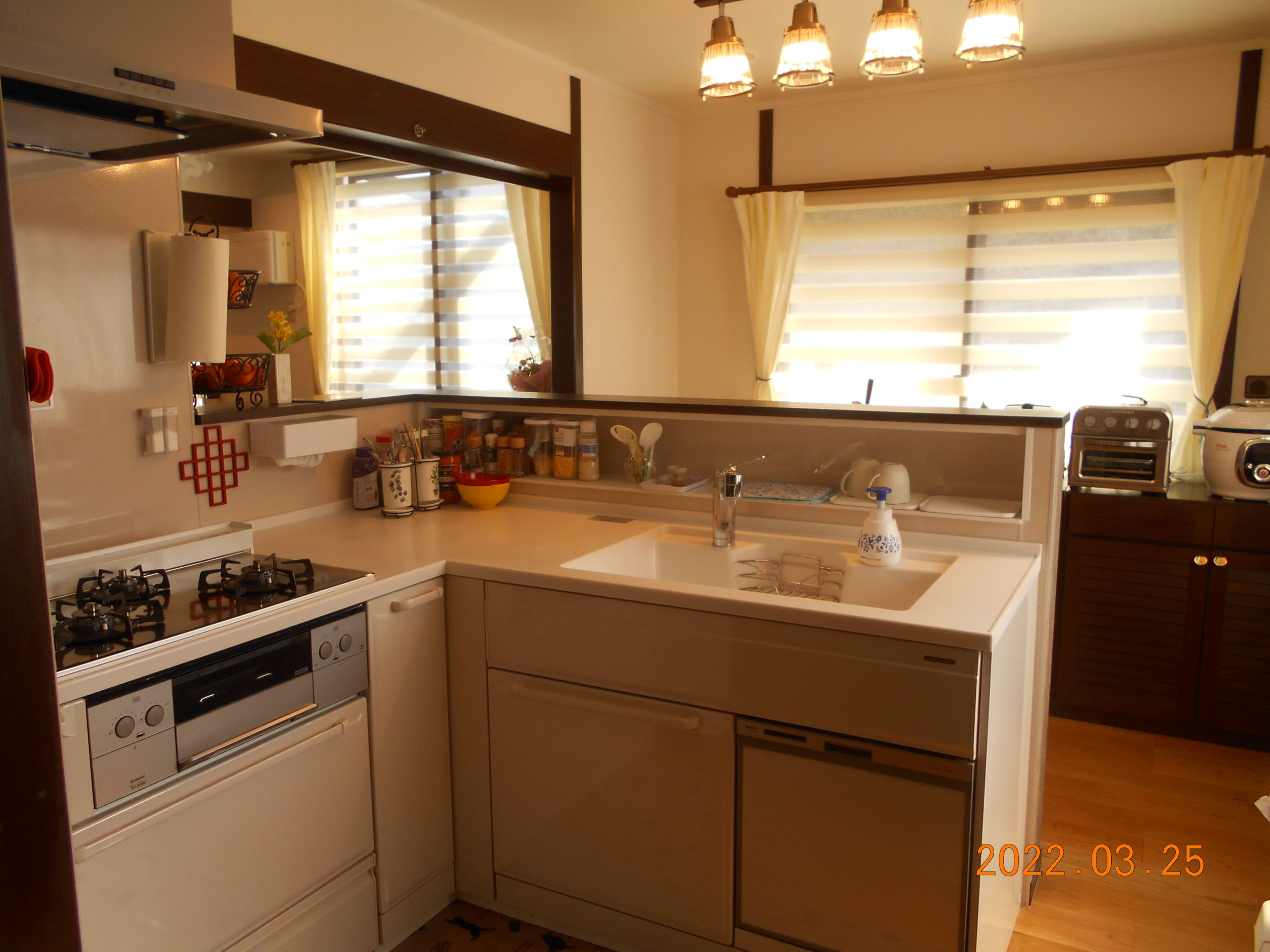 北側の暗い台所を ダイニングに面した南の明るいキッチンに